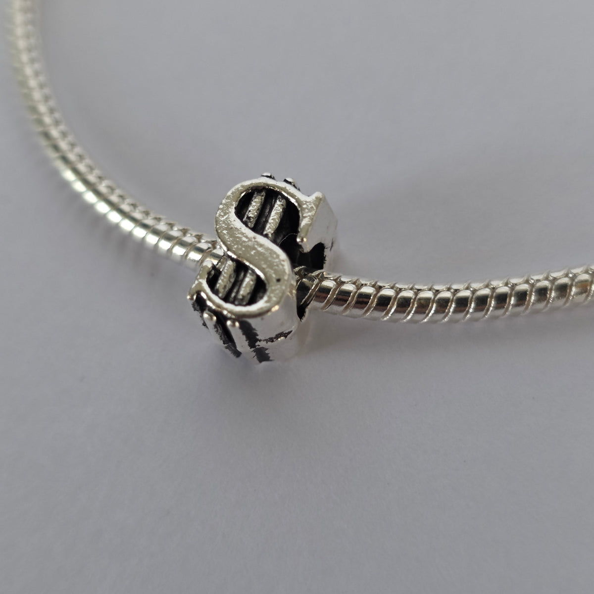 Comprar Charm Símbolo de Dólar en Relieve Plata 925 - Joyería BomLeón Chile
