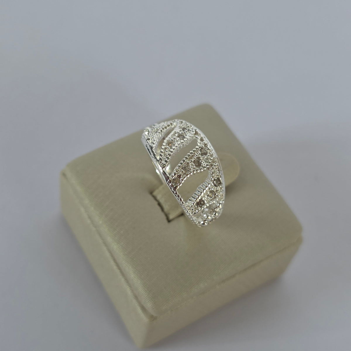 Anillo Ancho de Ondas Caladas con Microcircones en Plata 925