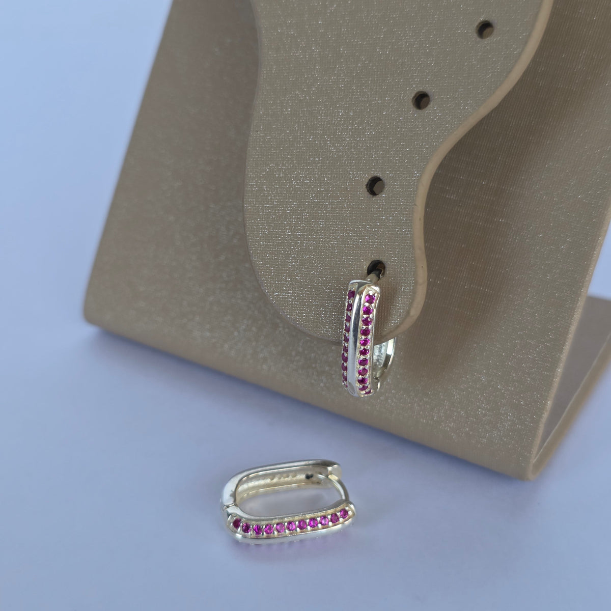 Aros Argolla Rectangular con Microcircones Fucsias en Plata 925