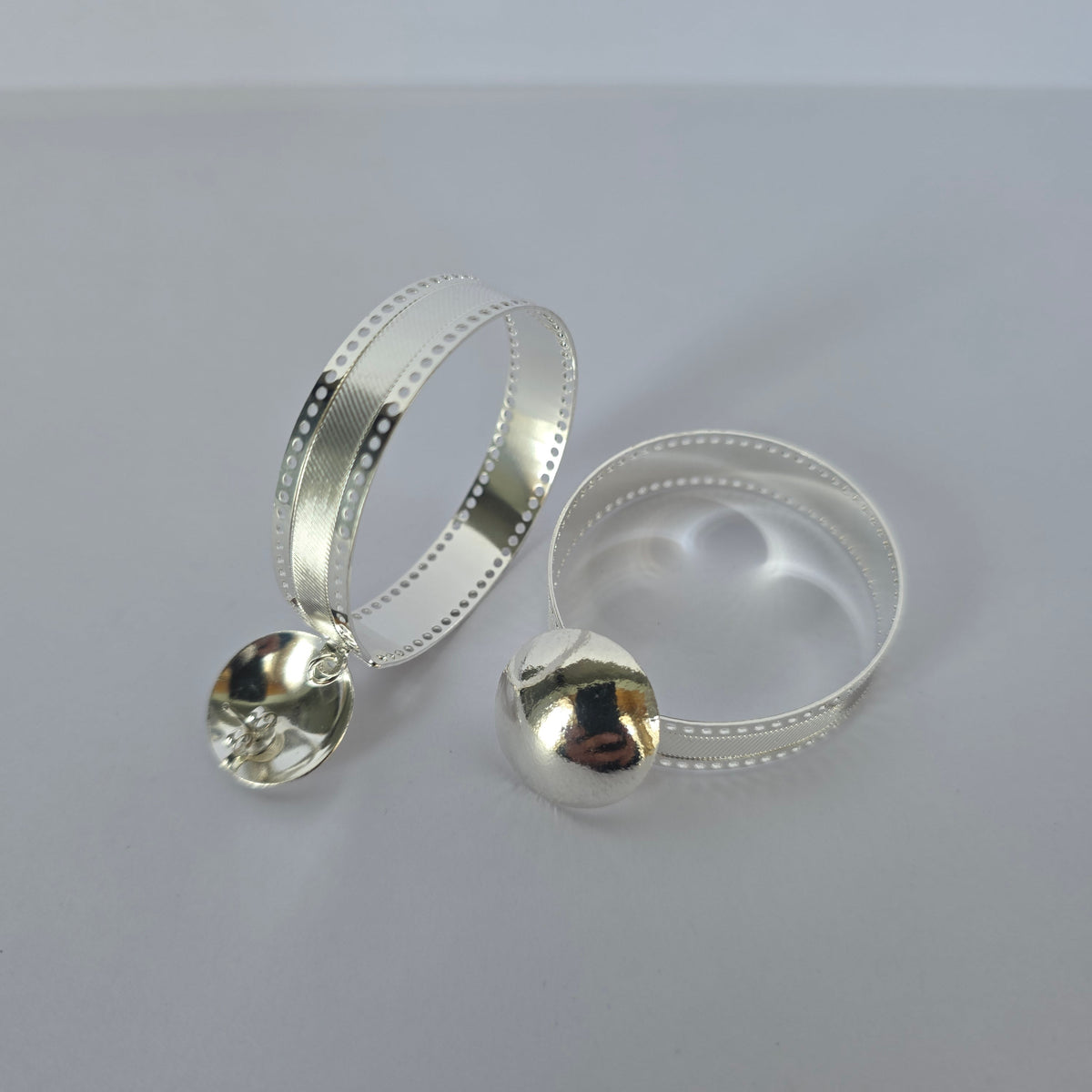 Aros Argolla Ancha con Borde Punteado y Tornillo Plata 925
