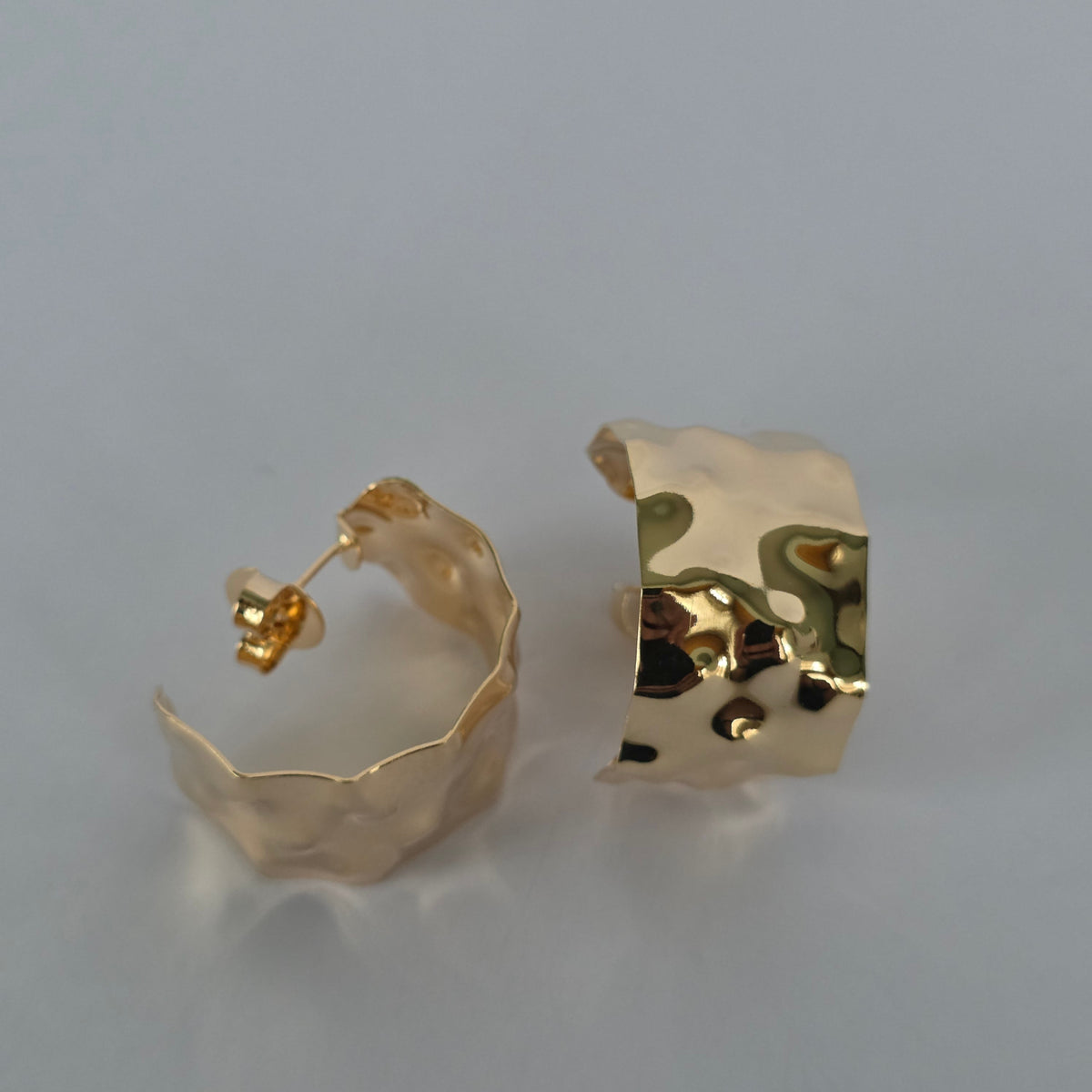 Aros con Tornillo Ancha Martillada Baño de Oro 18K — Joyería BomLeón