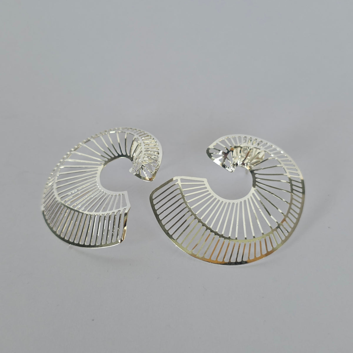 Aros Espiral Calado con Rayas y Tornillo Plata 925