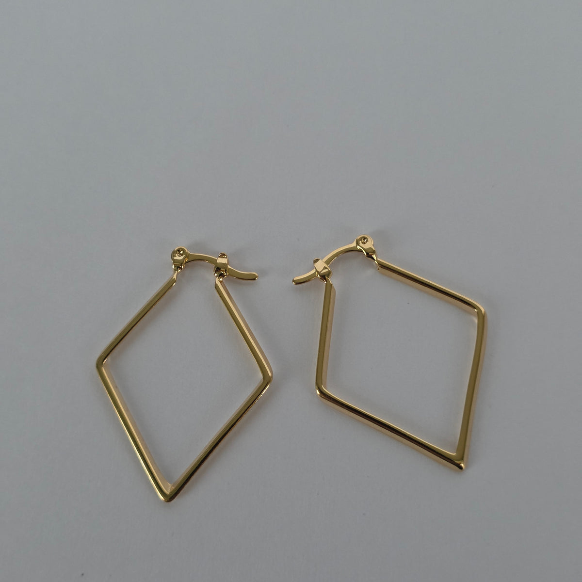 Aros Argolla Rombo Geométrico Dorado Baño de Oro 18K — Joyería BomLeón