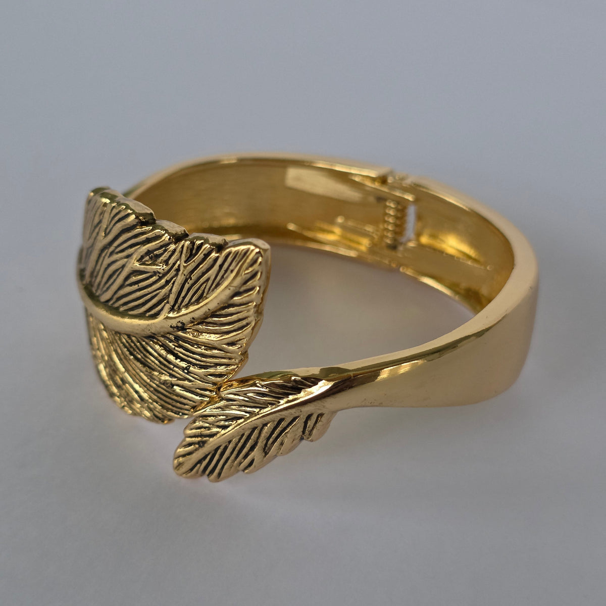 Pulsera Rígida Diseño Hojas Grabadas – Baño de Oro 18K — Joyería BomLeón