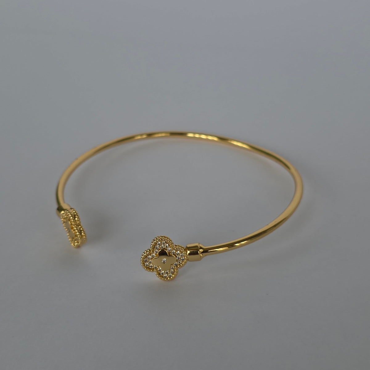 Pulsera Cuff Abierta Tréboles con Microcircones – Baño de Oro 18K — Joyería BomLeón