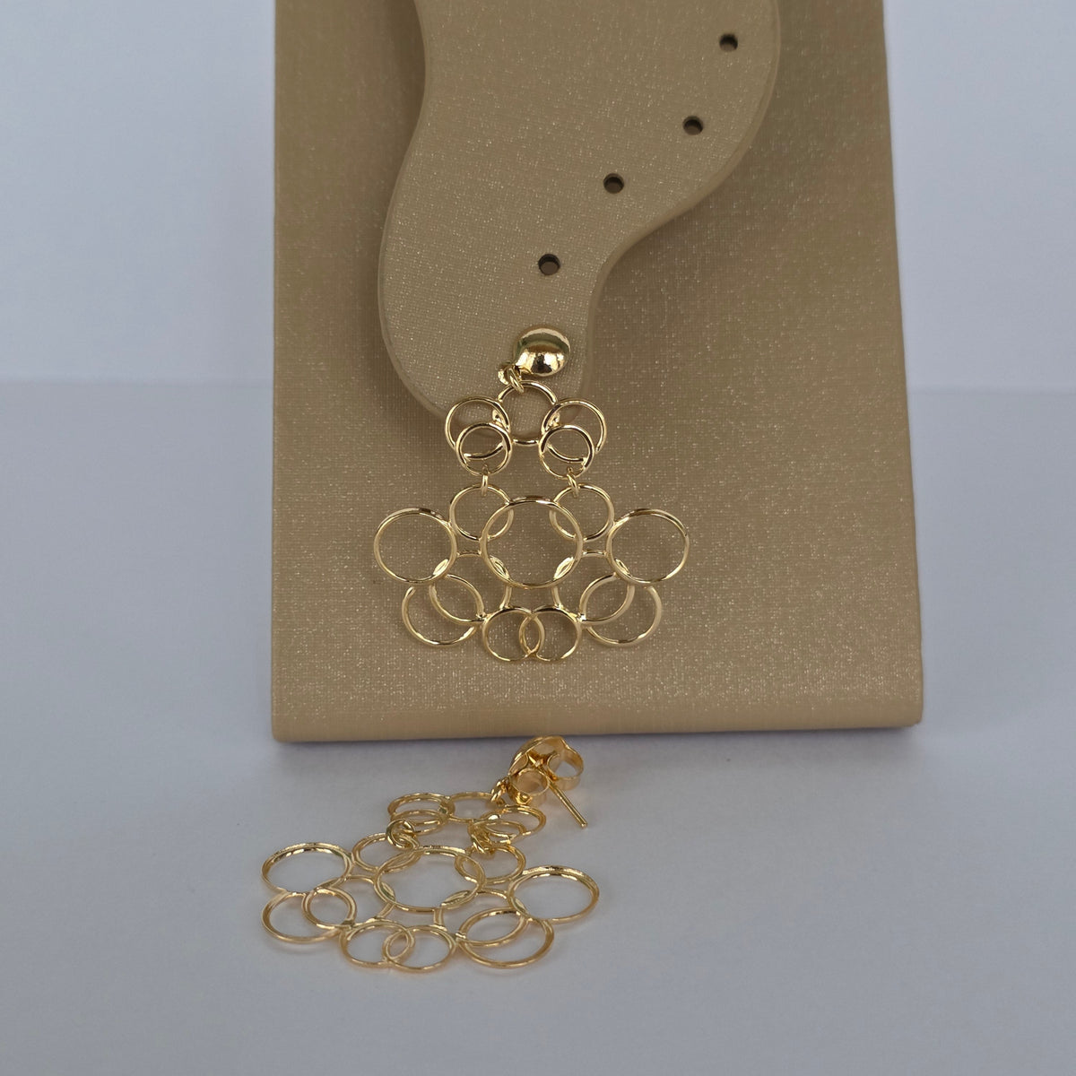 Aretes Colgante Malla de Aros Entrelazados Baño de Oro 18K = — Joyería BomLeón