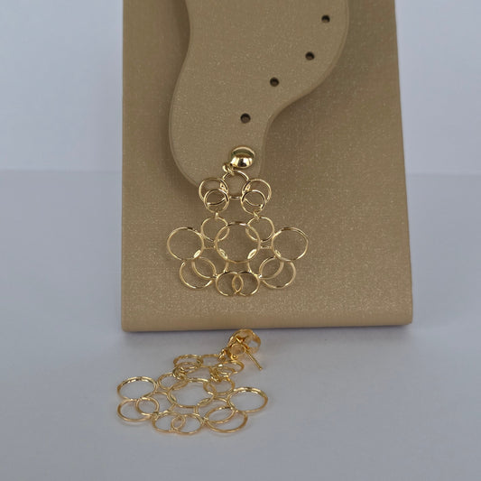 Aretes Colgante Malla de Aros Entrelazados Baño de Oro 18K = — Joyería BomLeón
