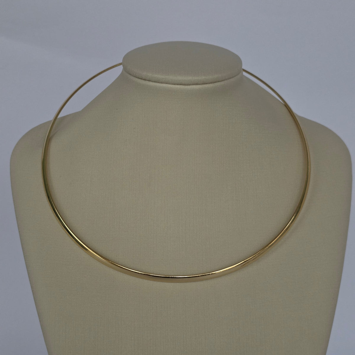 Choker Rígido Omega Liso Baño de Oro 18K — Joyería BomLeón