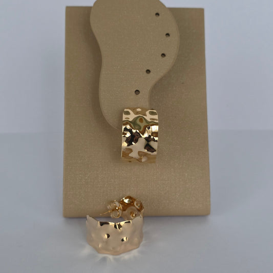 Aros con Tornillo Ancha Martillada Baño de Oro 18K — Joyería BomLeón