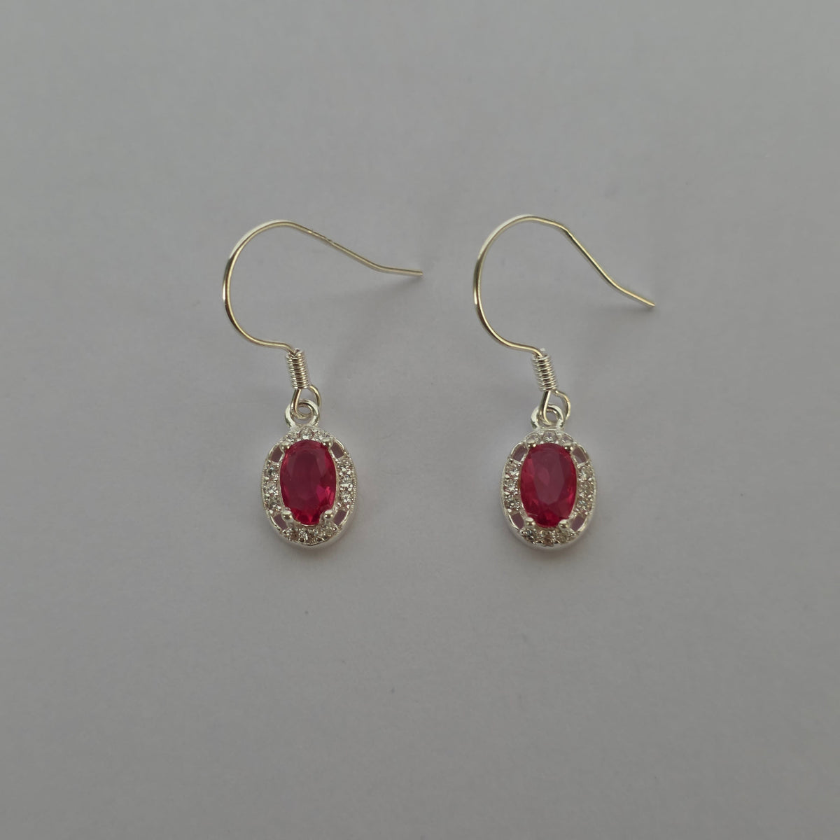 Aros Colgantes Ovalados con Microcircón Rojo en Plata 925