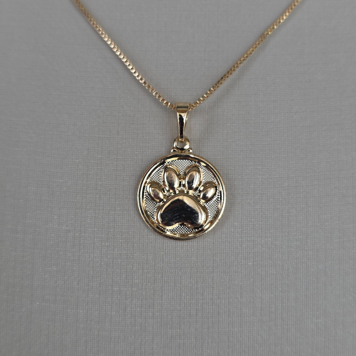 Dije Medalón Patita en Relieve Baño de Oro 18K — Joyería BomLeón