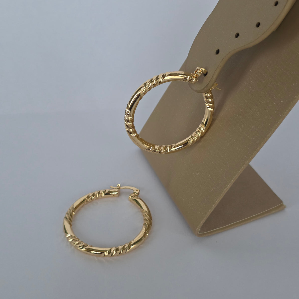 Aros Argolla Redonda Textura Trenzada Espiral Dorado Baño de Oro 18K — Joyería BomLeón