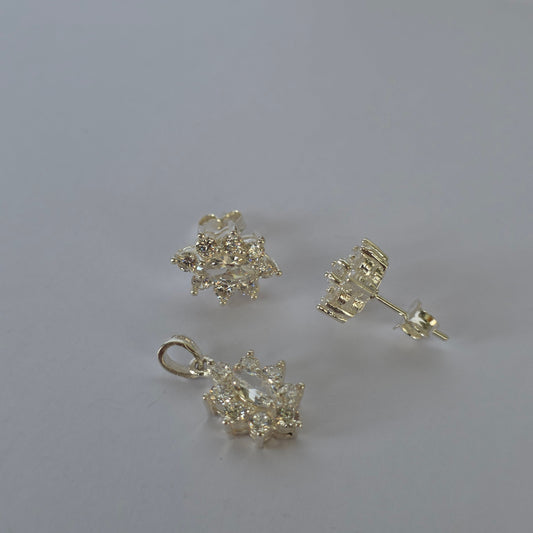 Conjunto Aros y Colgante Flor con Microcircones Transparentes en Plata 925
