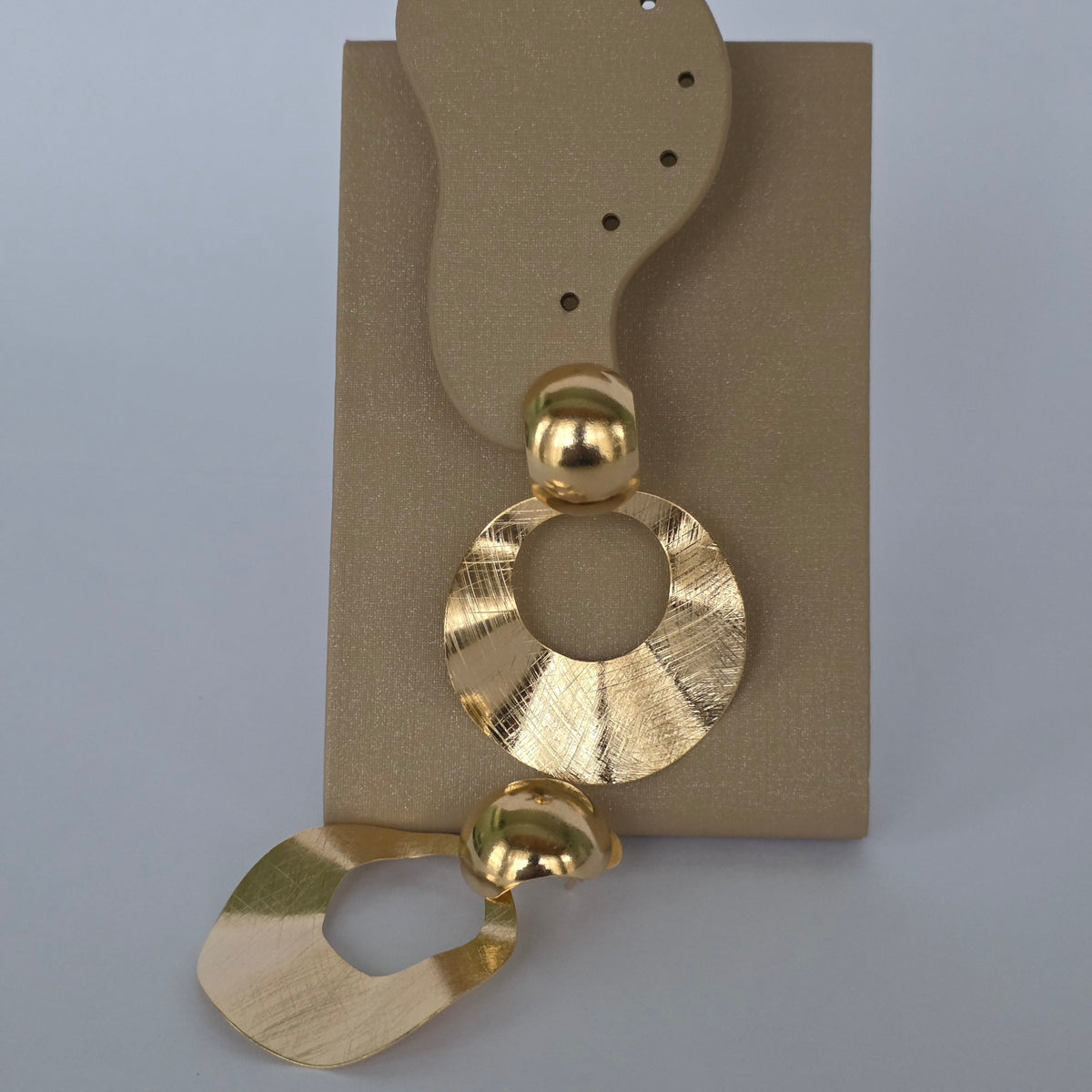 Aros Colgante Disco Texturado con Nudo Dorado Baño de Oro 18K — Joyería BomLeón