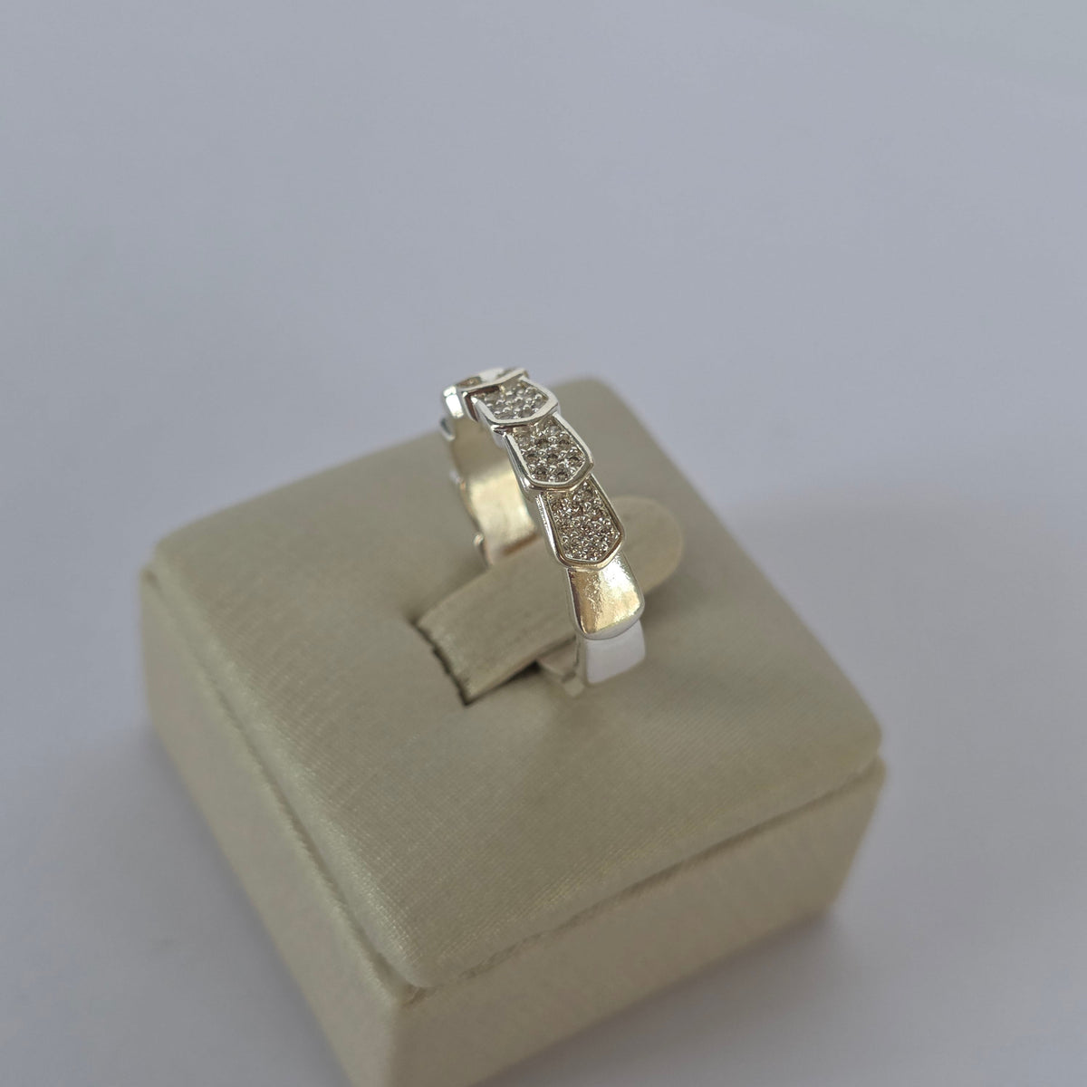 Anillo Geométrico Segmentado con Microcircones en Plata 925