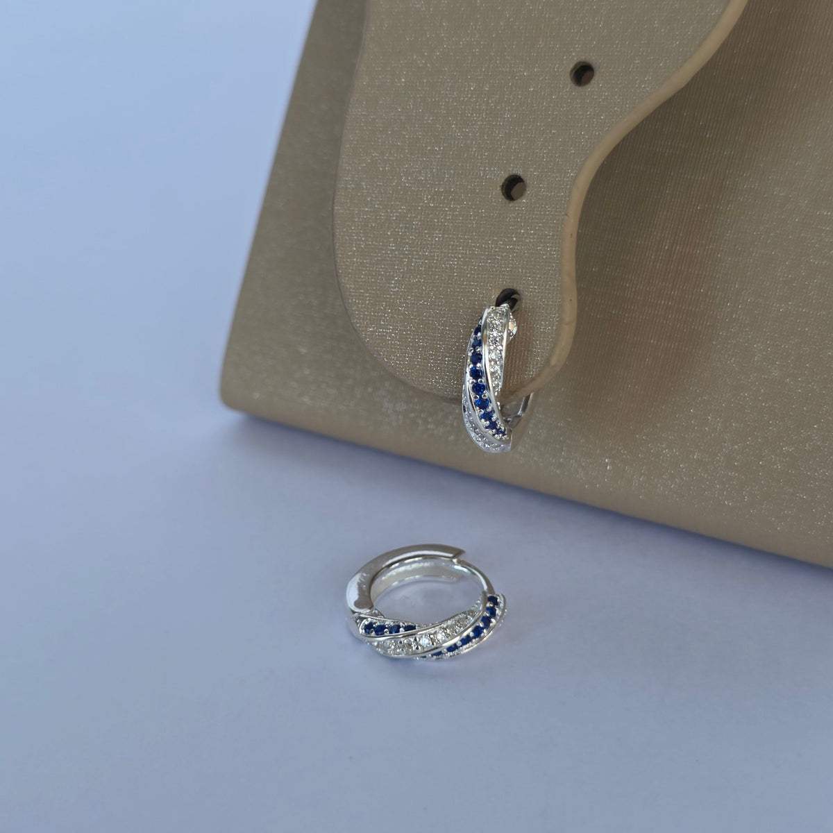 Aros Argolla Entrelazada con Microcircones Azules en Plata 925