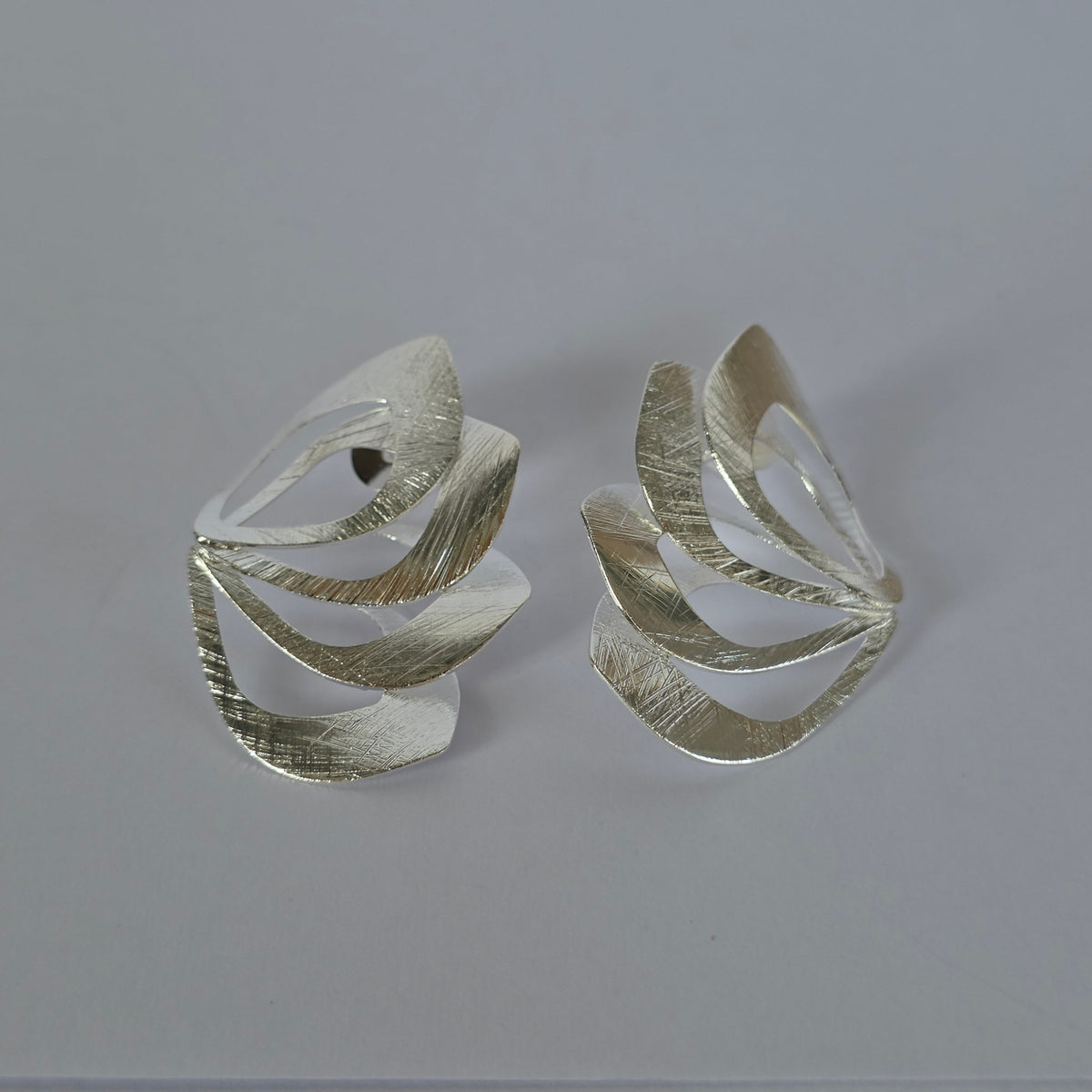Aros con tornillo Espiral Pétalos Escalonados en Plata 925