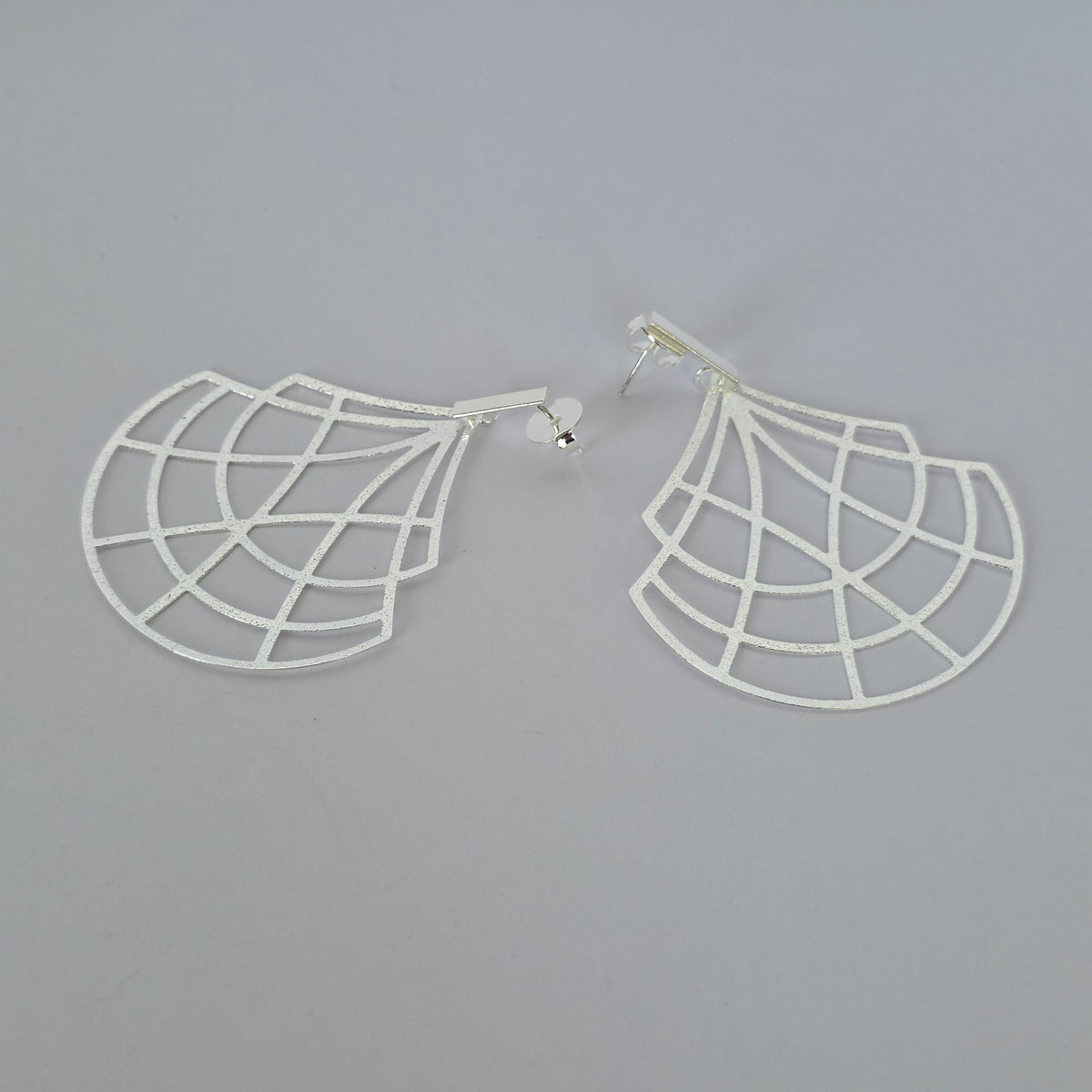 Aros Abanico Calado con Textura Esmerilada y Tornillo Plata 925