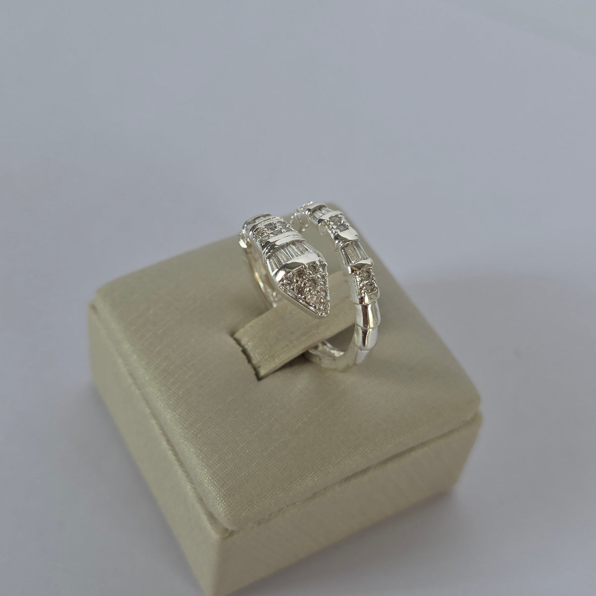 Anillo Ajustable Envolvente con Microcircones en Plata 925