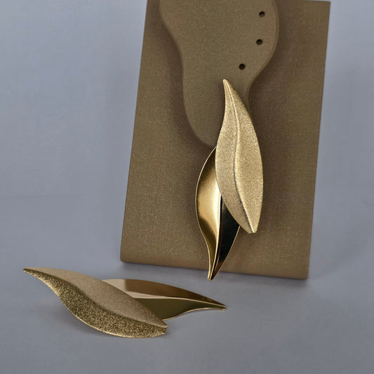 Aros Tipo Topo Hoja Torsada Bitextura Dorados Baño de Oro 18K — Joyería BomLeón