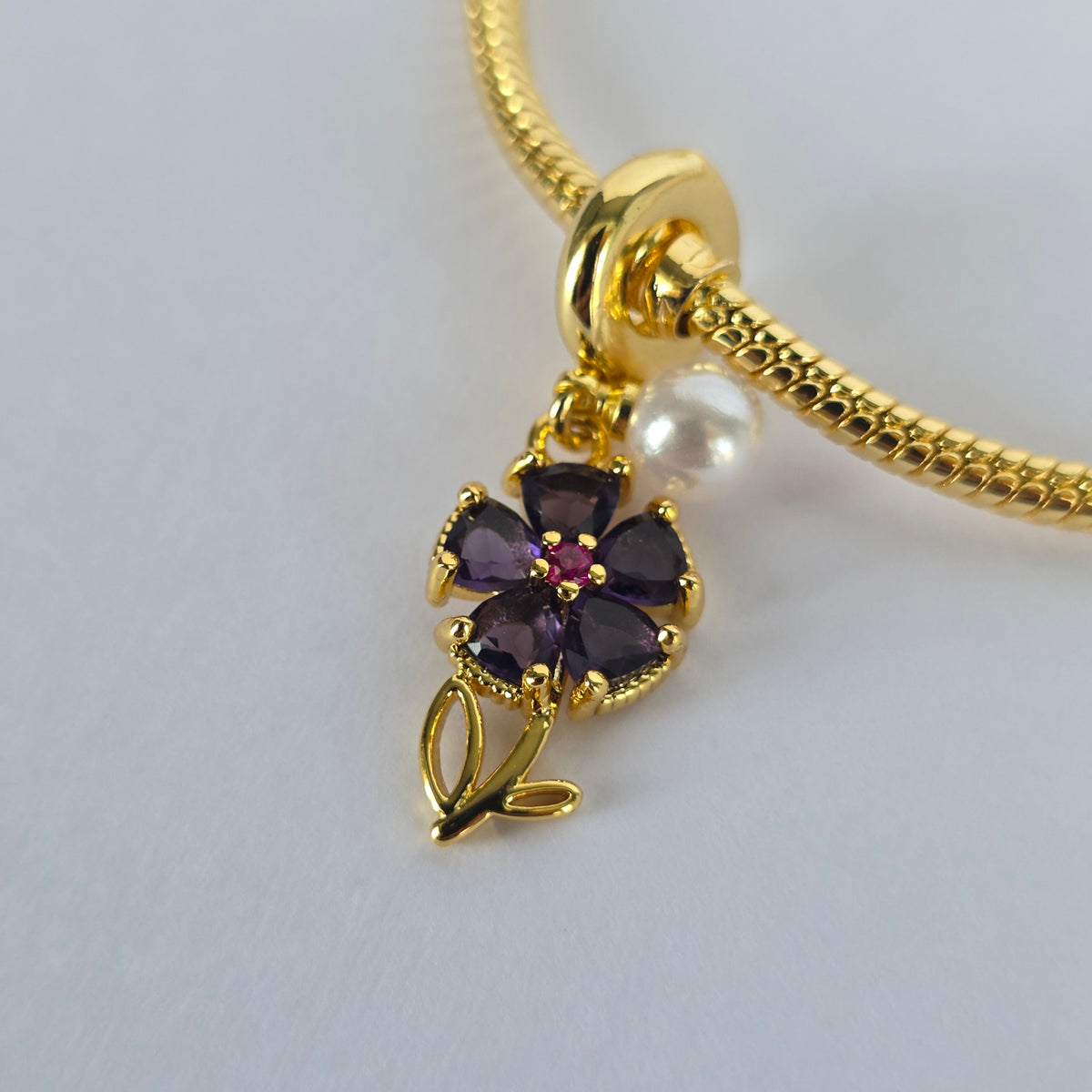 Charm Pulsera Flor Amatista con Microcircones y Perla Baño de Oro 18K — Joyería BomLeón