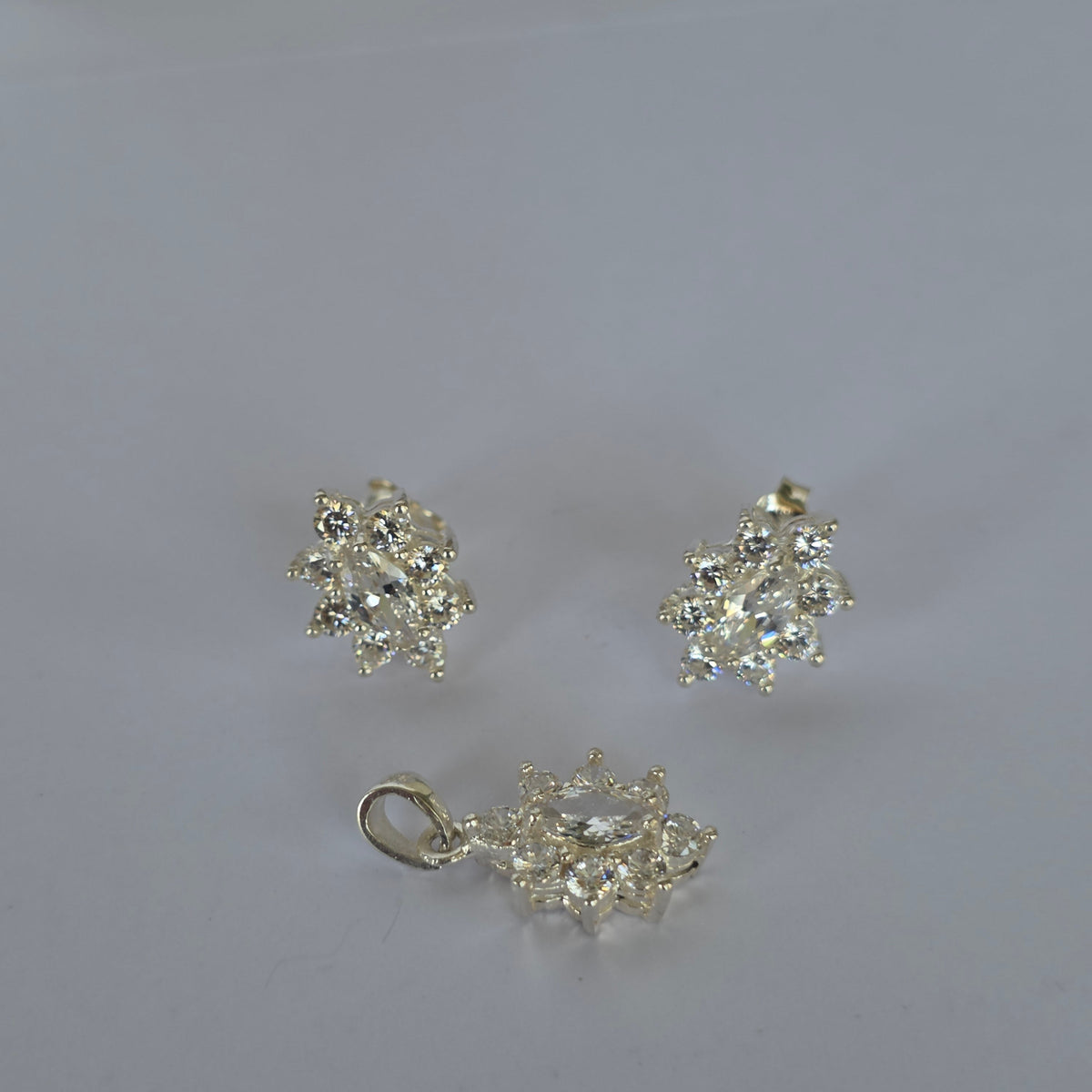 Conjunto Aros y Colgante Flor con Microcircones Transparentes en Plata 925