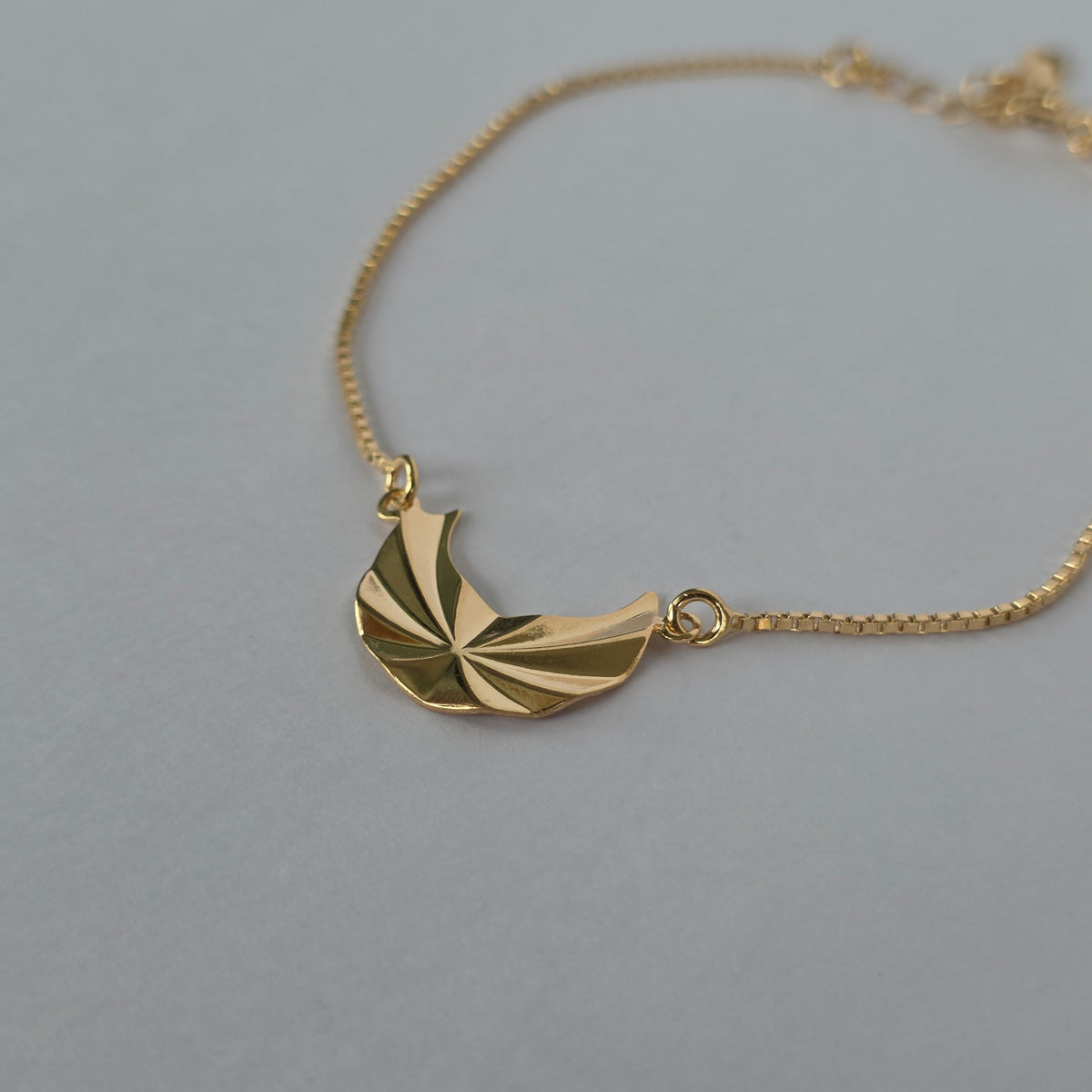 Pulsera Cadena Veneciana con Dije Luna Texturizada – Baño de Oro 18K — Joyería BomLeón