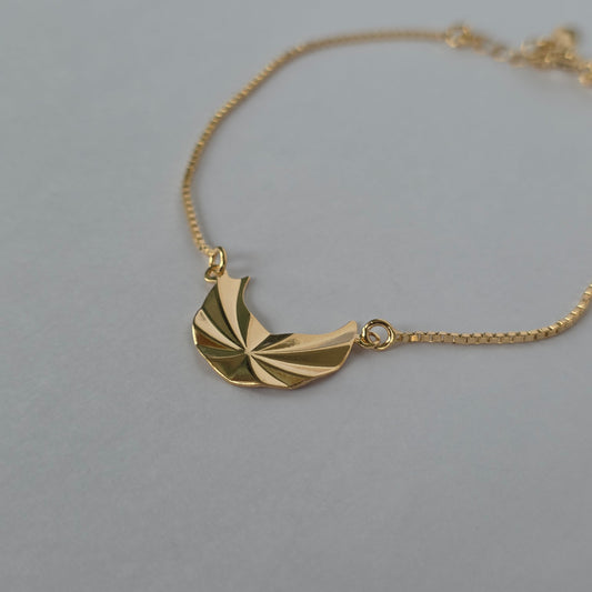 Pulsera Cadena Veneciana con Dije Luna Texturizada – Baño de Oro 18K — Joyería BomLeón