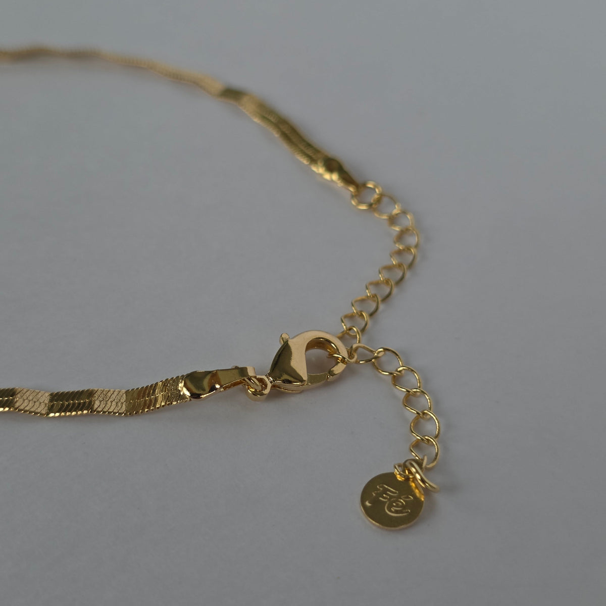 Pulsera Cadena Herringbone Plana Texturizada – Baño de Oro 18K — Joyería BomLeón