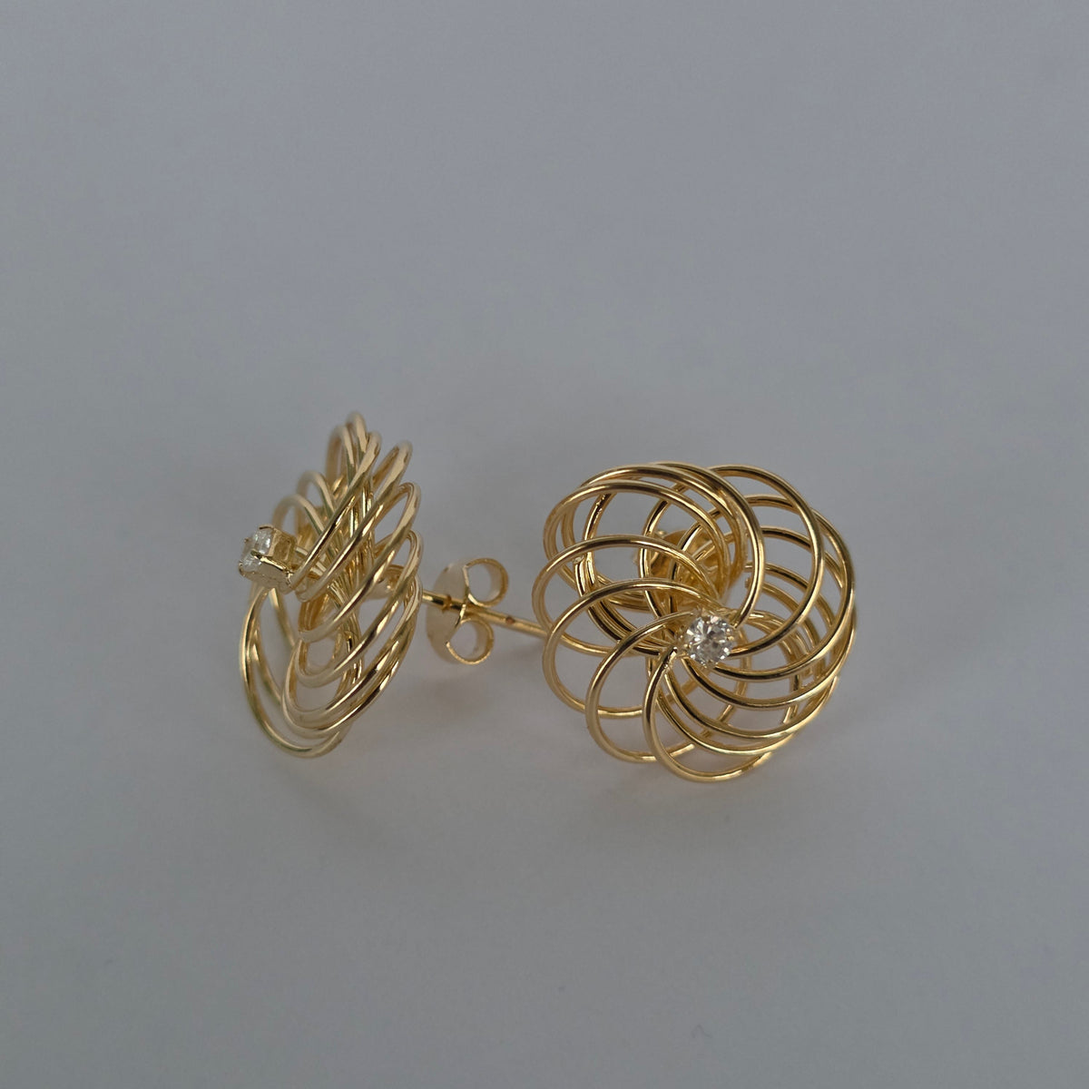 Aretes Topo Espiral Entrelazada con Microcirzón Central – Baño de Oro 18K — Joyería BomLeón