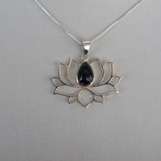 Colgante Flor de Loto Calada con Microcircón Negro Plata 925
