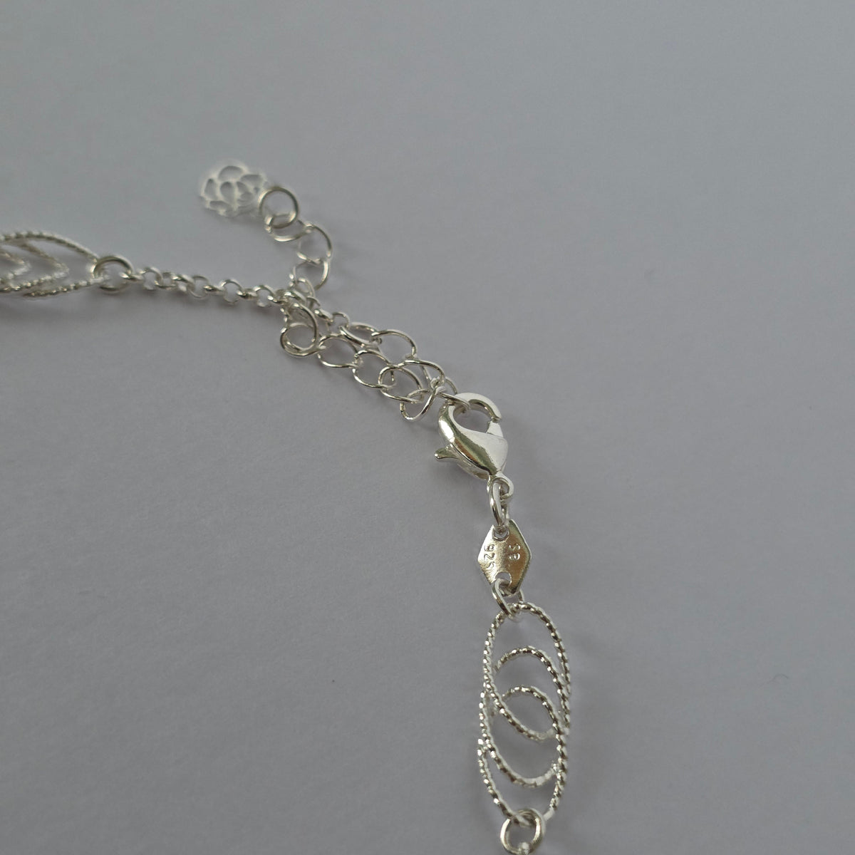 Pulsera de Mariposas con Óvalos Entrelazados en Plata 925