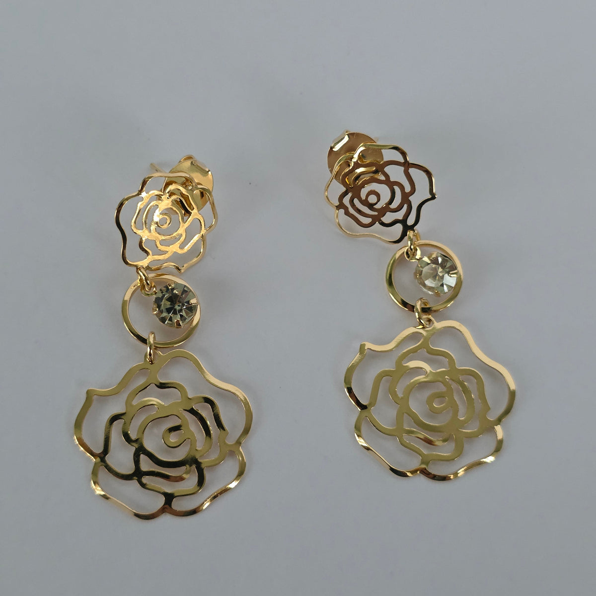 Aros Colgantes Rosa Calada con Microcircón Dorados Baño de Oro 18K — Joyería BomLeón