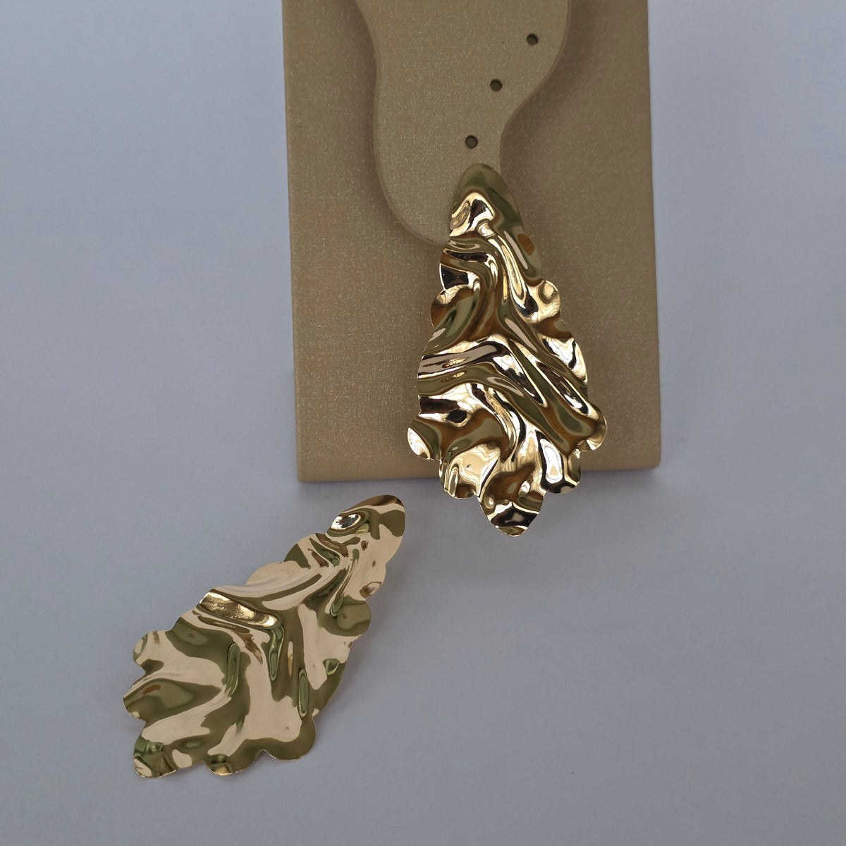 Aros Tipo Topo Hoja Irregular Ondulada Espejo Dorados Baño de Oro 18K — Joyería BomLeón