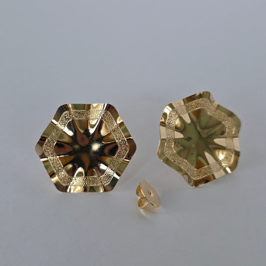 Aros Hexágono Facetado con Borde Texturado · Baño de Oro 18K — Joyería BomLeón