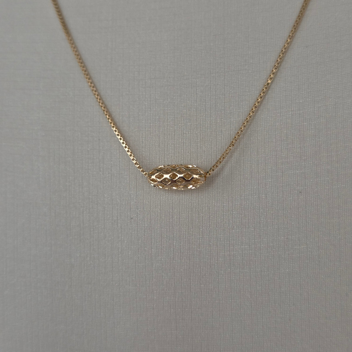 Collar Cadena Box con Dije Oval Calado Baño de Oro 18K — Joyería BomLeón