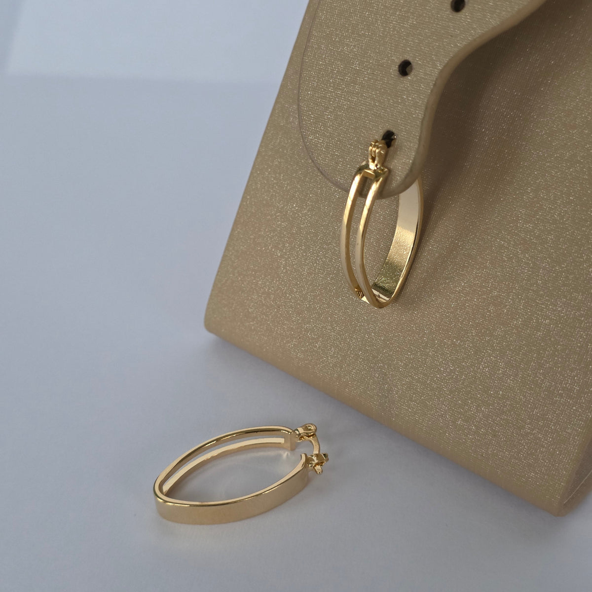 Argolla Ovalada Tubo Plano Ancho · Baño de Oro 18K — Joyería BomLeón