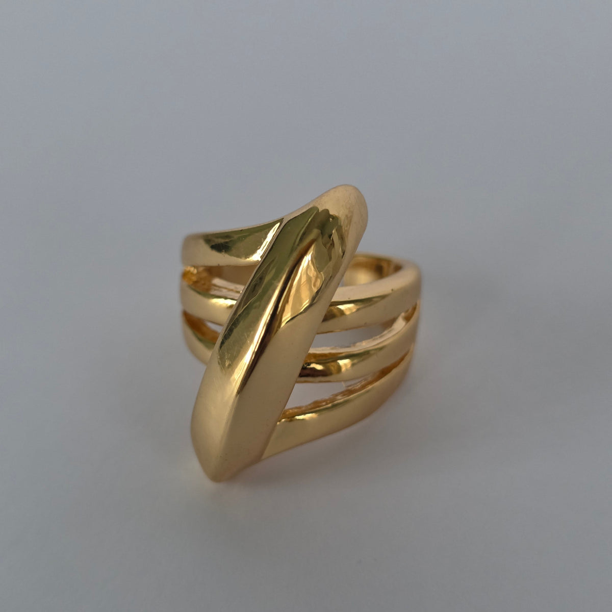 Anillo Triple Banda Cruzada Ajustable Baño de Oro 18K — Joyería BomLeón