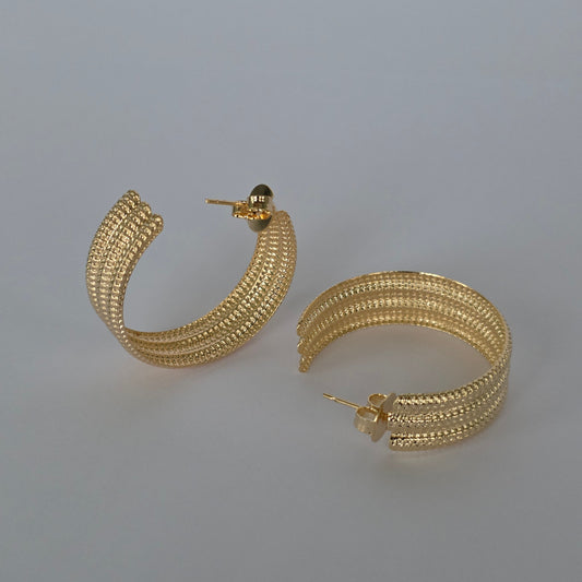 Aros con Tornillo Ancha Texturada Multihilo Baño de Oro 18K — Joyería BomLeón