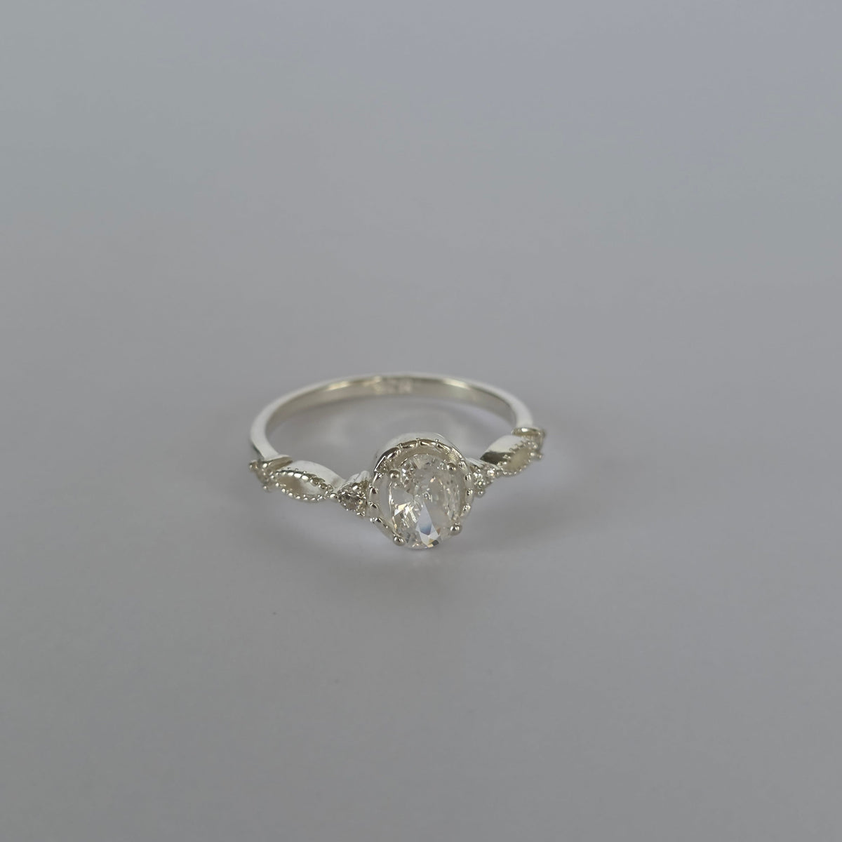 Anillo Microcircón Ovalado con Detalles Calados en Plata 925