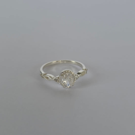 Anillo Microcircón Ovalado con Detalles Calados en Plata 925