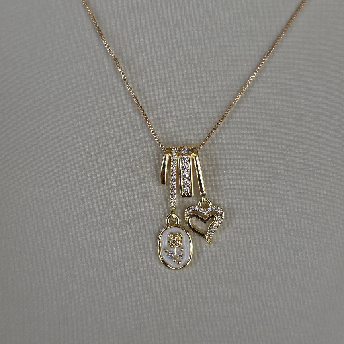 Dije Rosa y Corazón con Esmalte Blanco y Microcircones Baño de Oro 18K — Joyería BomLeón