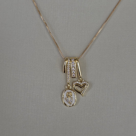 Dije Rosa y Corazón con Esmalte Blanco y Microcircones Baño de Oro 18K — Joyería BomLeón