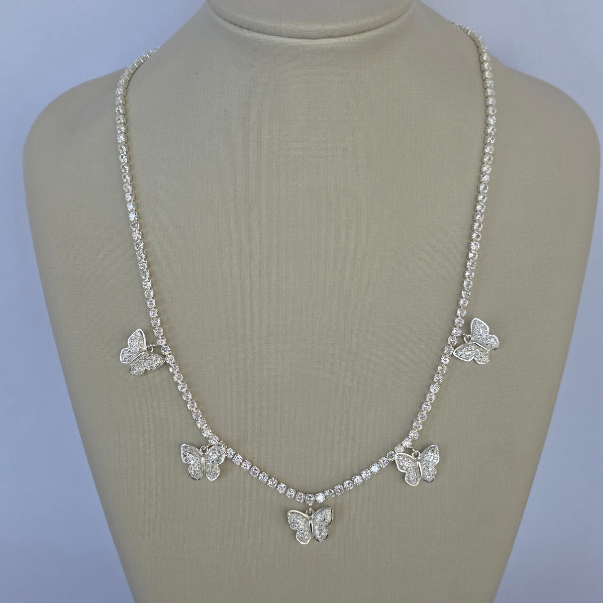 Comprar Cadena con Cinco Mariposas y Microcircones en Plata 925 - Joyería BomLeón Chile