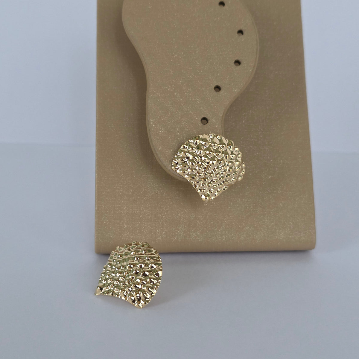 Aros Tipo Topo Textura Martillada Dorados Baño de Oro 18K — Joyería BomLeón