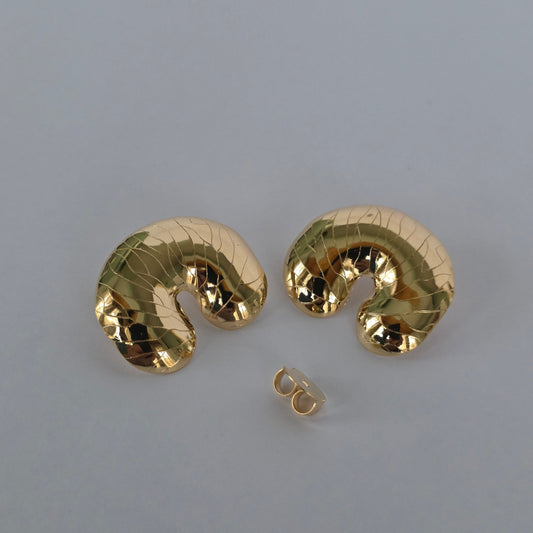 Aros Tipo Topo Espiral Voluminosa Textura Croco Dorados Baño de Oro 18K — Joyería BomLeón