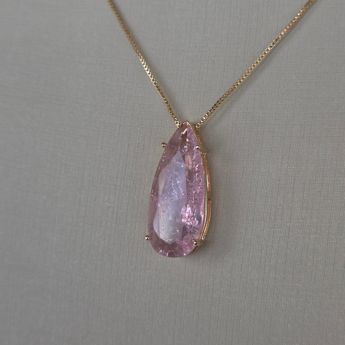 Dije Gota de Microcircoń Lila Facetado Bañado en Oro Rosa 18K — Joyería BomLeón