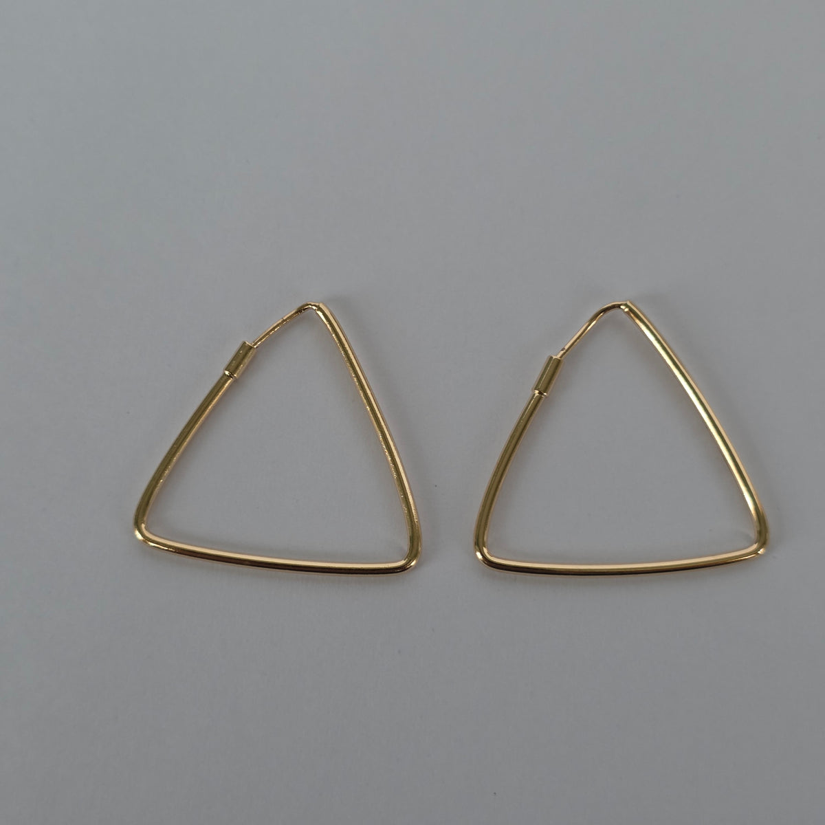Aros Argolla Triangular Geométrica Perfil Delgado Dorado Baño de Oro 18K — Joyería BomLeón