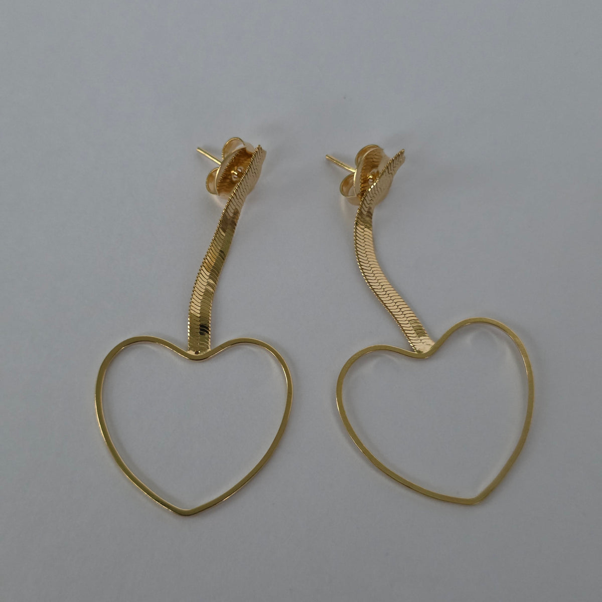 Aros Colgantes Corazón Calado con Cadena Serpiente Dorados Baño de Oro 18K — Joyería BomLeón