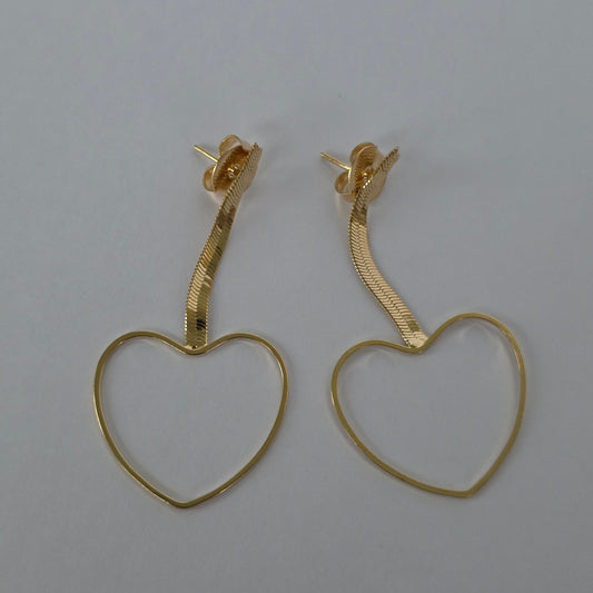 Aros Colgantes Corazón Calado con Cadena Serpiente Dorados Baño de Oro 18K — Joyería BomLeón